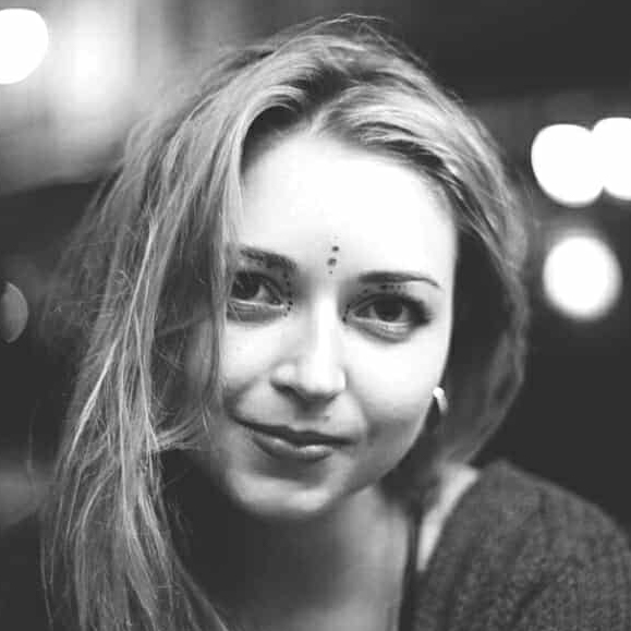 Tábortüzes lány 1